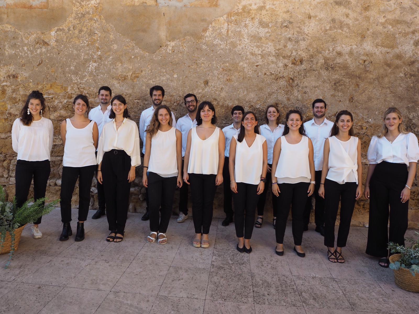 Coro formado por 18 jóvenes con exquisita técnica vocal y amplia experiencia en conciertos en toda España, Europa y Estados Unidos
