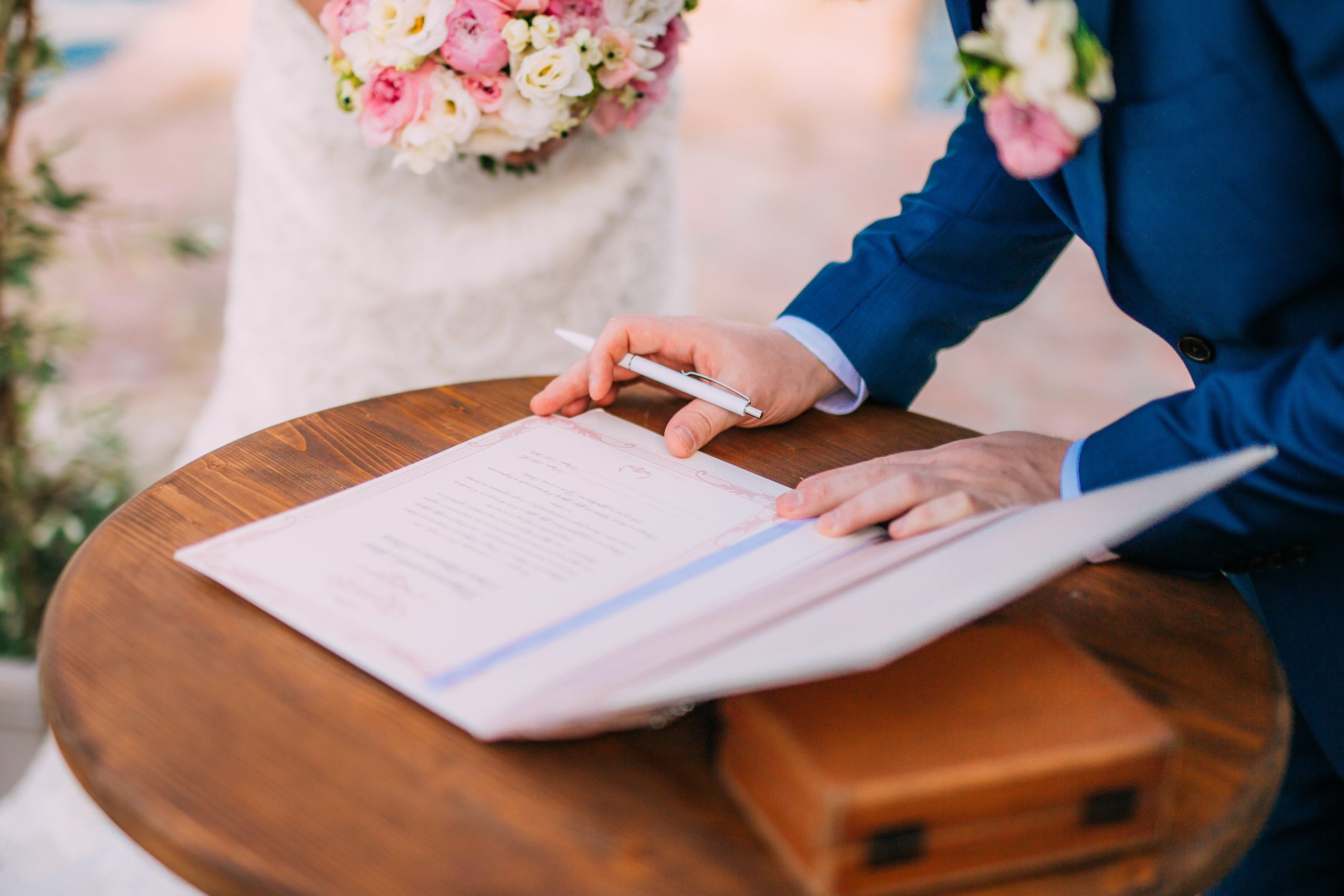 Boda oficial en el lugar del evento y trámites legales para contraer matrimonio