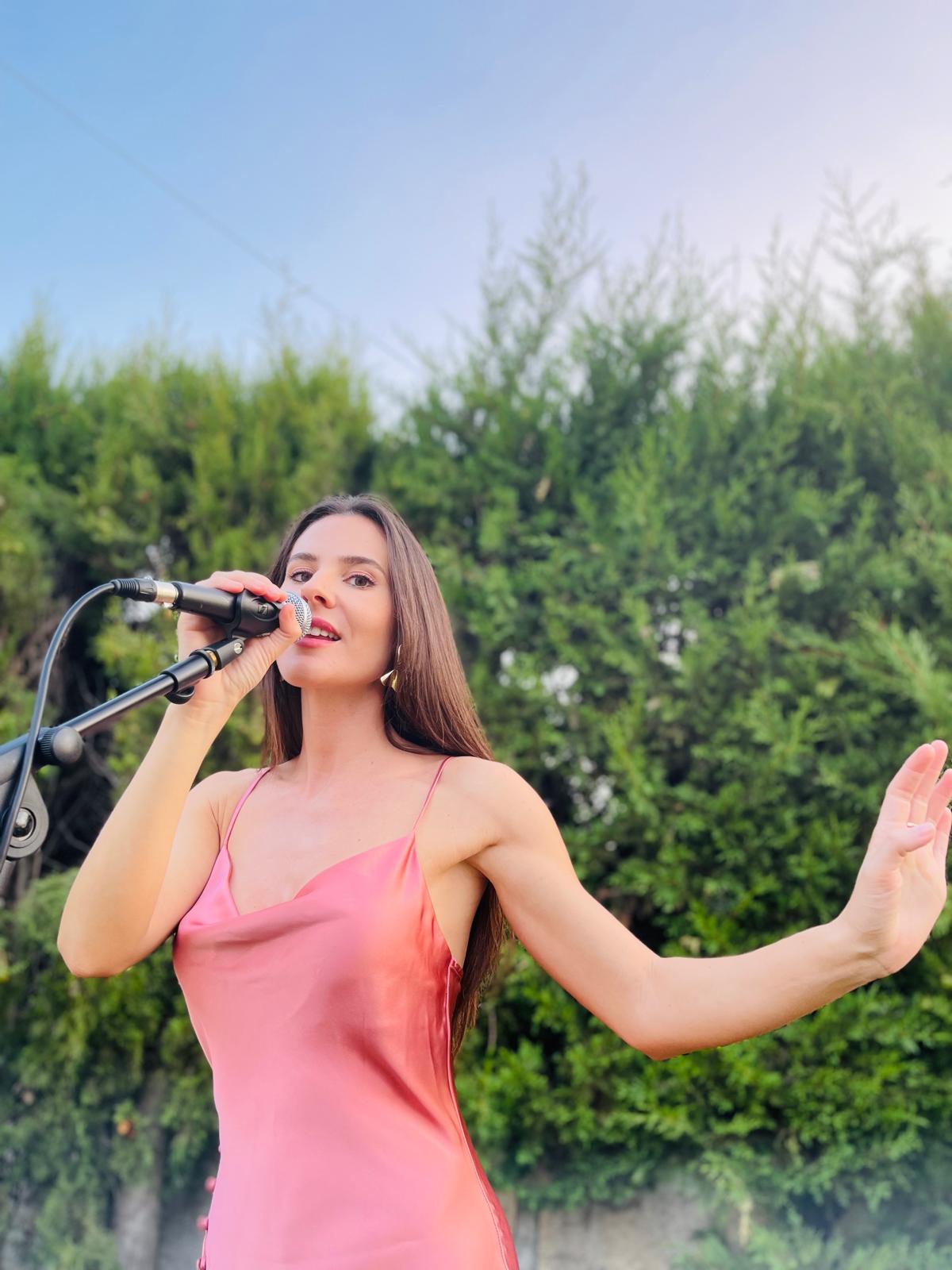 Marina Casellas – Vocalista elegante